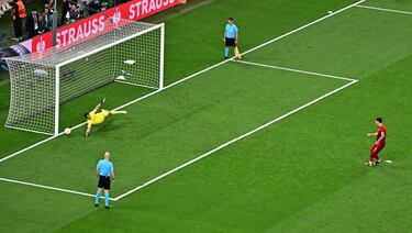 Tanda de penaltis. Roger Ibañez lanza el sexto de la serie y Bono roza lo justo con los dedos para que el balón se vaya al poste y falle el tiro.