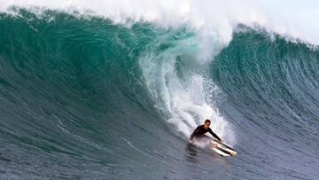Natxo Gonzalez surfeando una de las ola que aparecen en 'Made in Basque Country', el documental de surf en el País Vasco producido por Red Bull Media House.