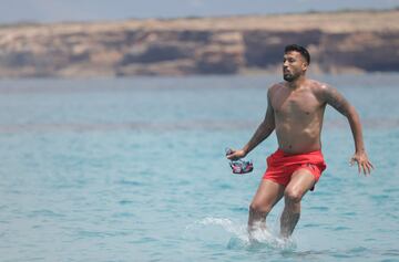 El jugador nacionalizado español y su mujer, la modelo y presentadora, aprovechan sus vacaciones disfrutando de las aguas ibicencas a bordo de un yate.