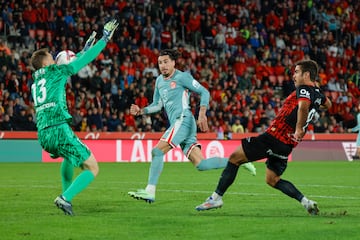 PALMA DE MALLORCA, 10/11/2024.- El delantero del Mallorca Abdón Prats (d) intenta batir al portero esloveno del Atlético de Madrid Jan Oblak durante el partido de LaLiga entre el Real Mallorca y el Atlético de Madrid, este domingo en el estadio de Soin Moix. EFE/CATI CLADERA
