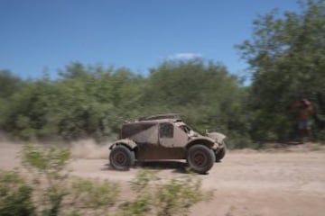 El piloto holandés Tom Coronel conduce su Buggy Suzuki en la segunda etapa entre Resistencia y San Miguel de Tucumán.