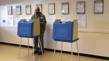 Un votante completa un formulario de boleta de voto ausente en el edificio de la Junta Electoral del Condado de Albany, el mi&eacute;rcoles 14 de octubre de 2020, en Albany, Nueva York.