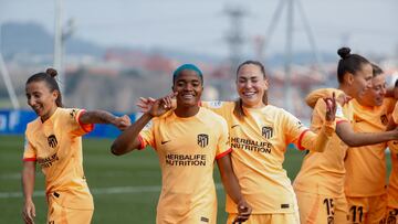 SAN SEBASTIÁN, 04/03/2023.- La delantera del Atlético de Madrid Rasheedat Ajibade (2i) celebra con sus compañeras el segundo gol marcado ante la Real Sociedad durante el partido de Liga femenina de fútbol disputado en el estadio de Zubieta. EFE/Juan Herrero