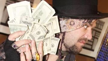 Bam Margera mostrando billetes de dólares.