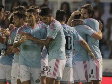Los jugadores del Celta celebrando el primer gol de Larrivey