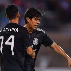 José Juan Macías mete sus primeros goles oficiales con México