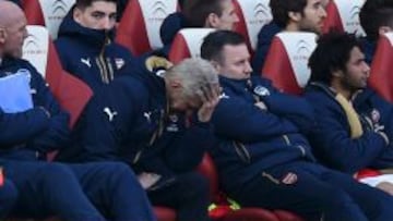 Arsene Wenger cabizbajo en el banquillo del Arsenal.
