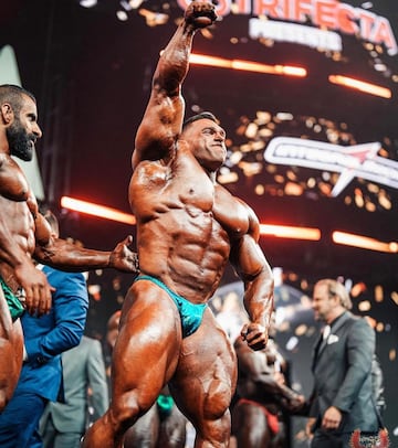 El estadounidense de 30 años se ha proclamado Míster Olympia 2023 tras superar al culturista iraní Hadi Choopan, el cual fue el ganador de la edición anterior. Derek ganó el Campeonato de Indianápolis de la NPC, en el 2021 se proclamó vencedor de la categoría 212 lb y ahora se ha proclamado campeón del trofeo más importante del culturismo.