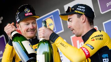 Los ciclistas del Jumbo-Visma Dylan Van Baarle y Christophe Laporte celebran en el podio su primer y tercer puesto respectivamente en la Omloop Het Nieuwsblad 2023.