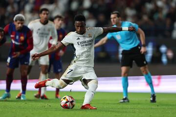 Suma y sigue Vinicius. Hat-trick del brasileño, que lanzó a su izquierda, superando la estirada de Iñaki Peña. Vuelve a poner más distancia el equipo de Ancelotti en la final.