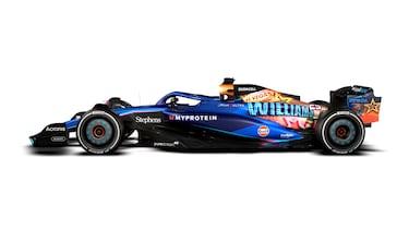 En la parte trasera de su Williams FW45 al más puro estilo de Las Vegas, con su característico cartel y luces de neón.
