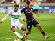 EIBAR (GIPUZKOA), 16/12/2025.- El delantero del Eibar Adu Ares (d) presiona al delantero del Elche John Donald durante el partido de dieciseisavos de final de la Copa del Rey de fútbol entre Eibar y Elche, este martes en el estadio de Ipurua. EFE/ Juan Herrero