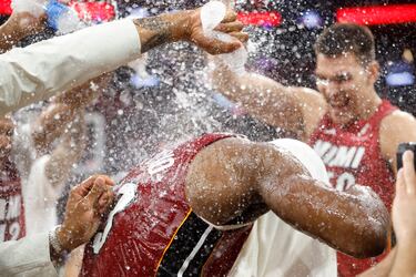 Los jugadores de Miami Heat bañan en bebida isotónica a Adebayo. Celebrando el récord de puntos en un partido de la NBA disputado en el siglo XXI.