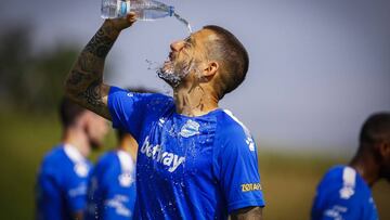 Joselu, refrescándose.