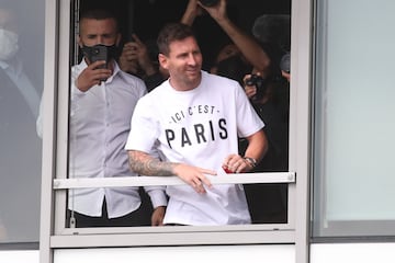 Leo Messi saluda a la afición a su llegada al aeropuerto Le Bourget, de París.