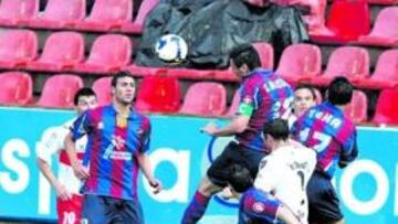 <b>CONTUNDENTE. </b>Sergio Ballesteros, un auténtico adalid en defensa en la tarde en que terminó expulsado, despeja un balón.