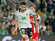 La camiseta está inspirada en la temporada 1996/1997 del Racing, recuperando uno de los diseños más representativos de la era Austral y una etapa muy recordada por la afición. Aquel periodo forma parte de la identidad reciente del club y de la memoria colectiva racinguista.