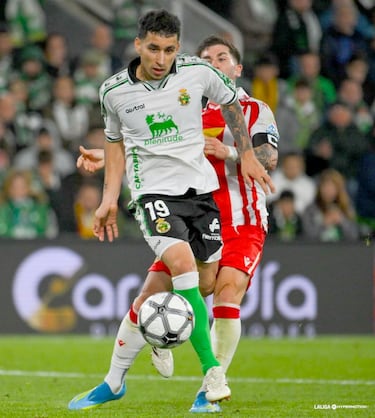 La camiseta está inspirada en la temporada 1996/1997 del Racing, recuperando uno de los diseños más representativos de la era Austral y una etapa muy recordada por la afición. Aquel periodo forma parte de la identidad reciente del club y de la memoria colectiva racinguista.