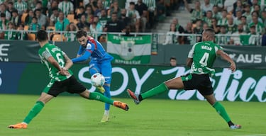 0-2. Contraataque del Atlético. Centra Julián Álvarez muy pasado que recupera Álex Baena en la parte izquierda del área, se perfila y con un derechazo manda el balón al  palo largo de Pau López. Primer tanto del jugador de Roquetas de Mar con la elástica del Atlético de Madrid.
