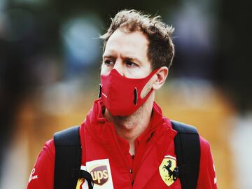 Sebastian Vettel llegando a la clasificación del Gran Premio de Turquía justo el día en el que hace diez consiguió su primer título. 