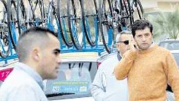 <b>ABATIDO. </b>Roberto Torres, director deportivo del 3 Molinos, habla por teléfono.