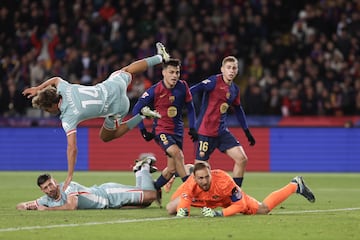 1-0. Gavi recibe en el balcón del área y con una especie de ruleta, asiste a Pedri que define cruzando raso, al palo largo de Jan Oblak.