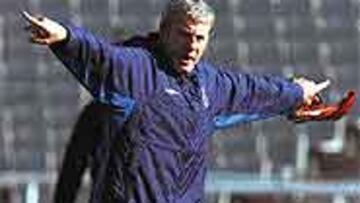 <b>LUIS ORDENA</b>. En Montjuïc, ayer; en San Mamés, ya dejó su huella.