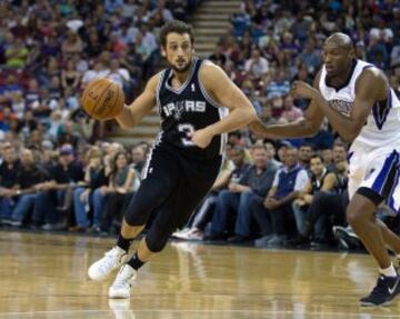 Marco Belinelli bota ante Travis Outlaw.