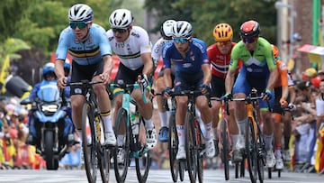 El ciclista belga Remco Evenepoel rueda en la fuga durante la prueba de fondo de los Mundiales de Ciclismo en Ruta de Flandes 2021.