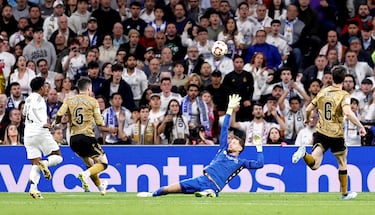 1-1. Gran pase desde el centro del campo de Vinicius al espacio para la carrera de Endrick, que define con una delicada vaselina superando a Álex Remiro.