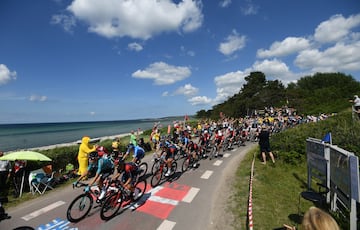 El pelotón durante la segunda etapa del Tour de Francia 2022.