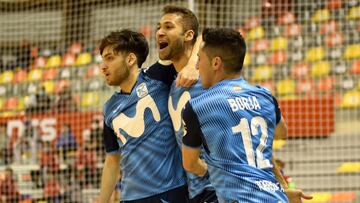 Pito celebra su gol al Cartagena con compa&ntilde;eros del Movistar Inter.