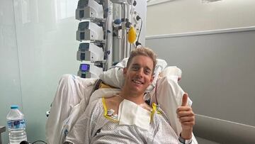 El ciclista del Caja Rural Sergio Rodr¨ªguez posa en el Hospital de Toledo, donde se recupera de la grave ca¨ªda que sufri¨® mientras entrenaba.