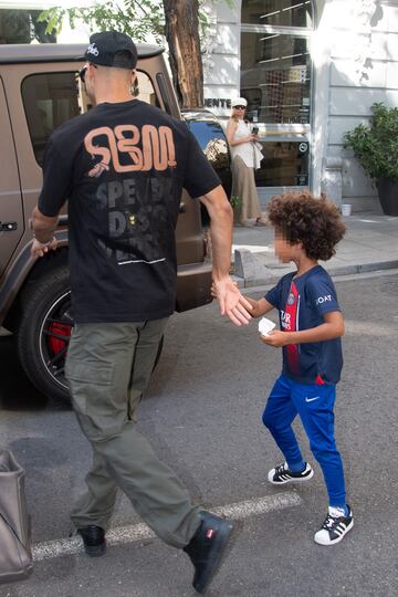 Hakimi junto a su hijo a la salida de un restaurante de la capital 