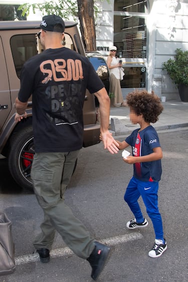 Hakimi junto a su hijo a la salida de un restaurante de la capital 