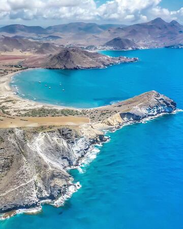 Dentro de la propia San José se puede encontrar otra playa, la conocida como los Genoveses, uno de los tesoros almerienses. Apenas tiene profundidad, sus aguas son limpias y cristalinas. Un lugar perfecto para el snorkel, habiéndose avistado antes pulpos, morenas y multitud de peces. Se trata de una playa virgen.