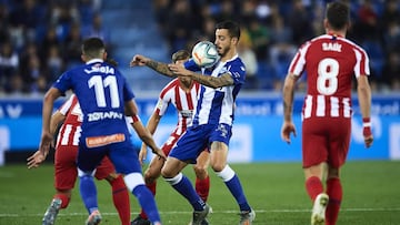 VITORIA-GASTEIZ, SPAIN - OCTOBER 29: Joselu of Deportivo Alaves (C) controls the ball during the Liga match between Deportivo Alaves and Club Atletico de Madrid at Estadio de Mendizorroza on October 29, 2019 in Vitoria-Gasteiz, Spain. (Photo by Juan Manue