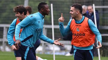 Sadiq, con Sola en un entrenamiento de la Real Sociedad