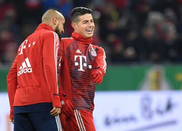 James con Arturo Vidal en el previo del partido ante Borussia Dortmund por Copa de Alemania