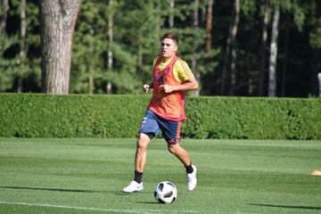 El trabajo con balón fue lo más destacado en el tercer entrenamiento de la Selección Colombia en Italia. En acción: Juan Fernando Quintero.