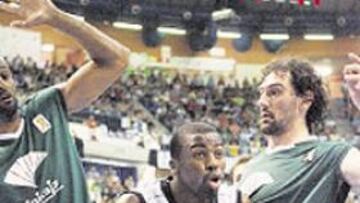 <b>SIN CONCESIONES. </b>Risacher y Garbajosa emparedan a Holcomb.