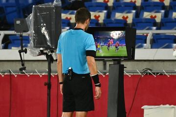 El árbitro australiano Chris Beath observa en el VAR la jugada del penalti de Unai Simón. 