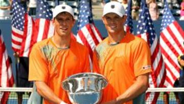 Los gemelos Bryan posan con el trofeo conquistado en Nueva York.