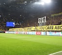 Fanáticos de Borussia Dortmund lanzan protesta durante juego de Champions