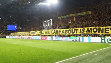 Fanáticos de Borussia Dortmund lanzan protesta durante juego de Champions