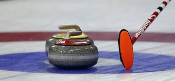 Cepillo y piedras empleadas en el curling durante los JJOO de Invierno celebrados en Sochi.