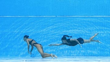 A member of Team USA (R) swims to recover USA's Anita Alvarez (L), from the bottom of the pool during an incendent in the women's solo free artistic swimming finals, during the Budapest 2022 World Aquatics Championships at the Alfred Hajos Swimming Complex in Budapest on June 22, 2022. (Photo by Oli SCARFF / AFP) (Photo by OLI SCARFF/AFP via Getty Images)
