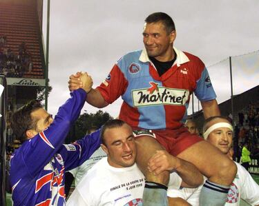 El jugador francés se hizo un hueco entre 1988 y 1995 en la selección de su país, con la que jugó dos Mundiales, 46 partidos en total y a la que llegó a capitanear en cinco ocasiones. El número 8 francés se ganó el apodo de ‘Hombre Tranquilo’ en el rugby francés por su carácter. En agosto de 2004, Cécillon fue detenido tras acabar con la vida de su esposa, a la que disparó en medio de una fiesta, con más de medio centenar de personas presenciando la escena. Un análisis de sangre desveló que Cécillon iba borracho en el momento. El caso, muy seguido por la prensa francesa, se resolvió dos años después con la condena al jugador de 20 años en prisión, aunque tras apelar se redujo a 14. Cécillon fue puesto en libertad condicional en 2011. En 2018, fue acusado de "conducir bajo los efectos del alcohol, sin licencia y a velocidad excesiva, violencia contra una persona en estado de embriaguez y robo" tras una fiesta en un viñedo donde trabajaba. Admitió que seguía teniendo problemas con el alcohol y fue condenado a 12 meses de prisión, de los cuales debía pasar la mitad tratando su adicción.