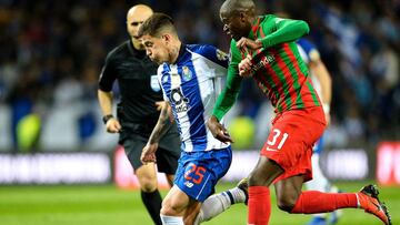 Otavio, del Oporto, conduce la pelota presionado por un jugador del Maritimo.