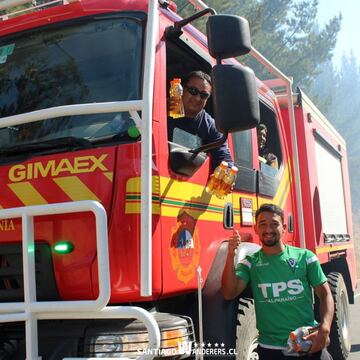 El plantel del cuadro caturro salió a la ruta, y le regaló bebidas isotónicas a los voluntarios que combaten los incendios en al región.